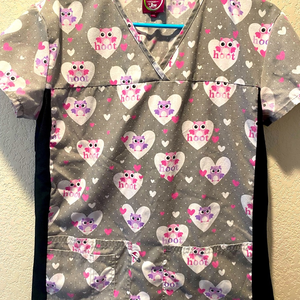 Size xs Owl scrub top